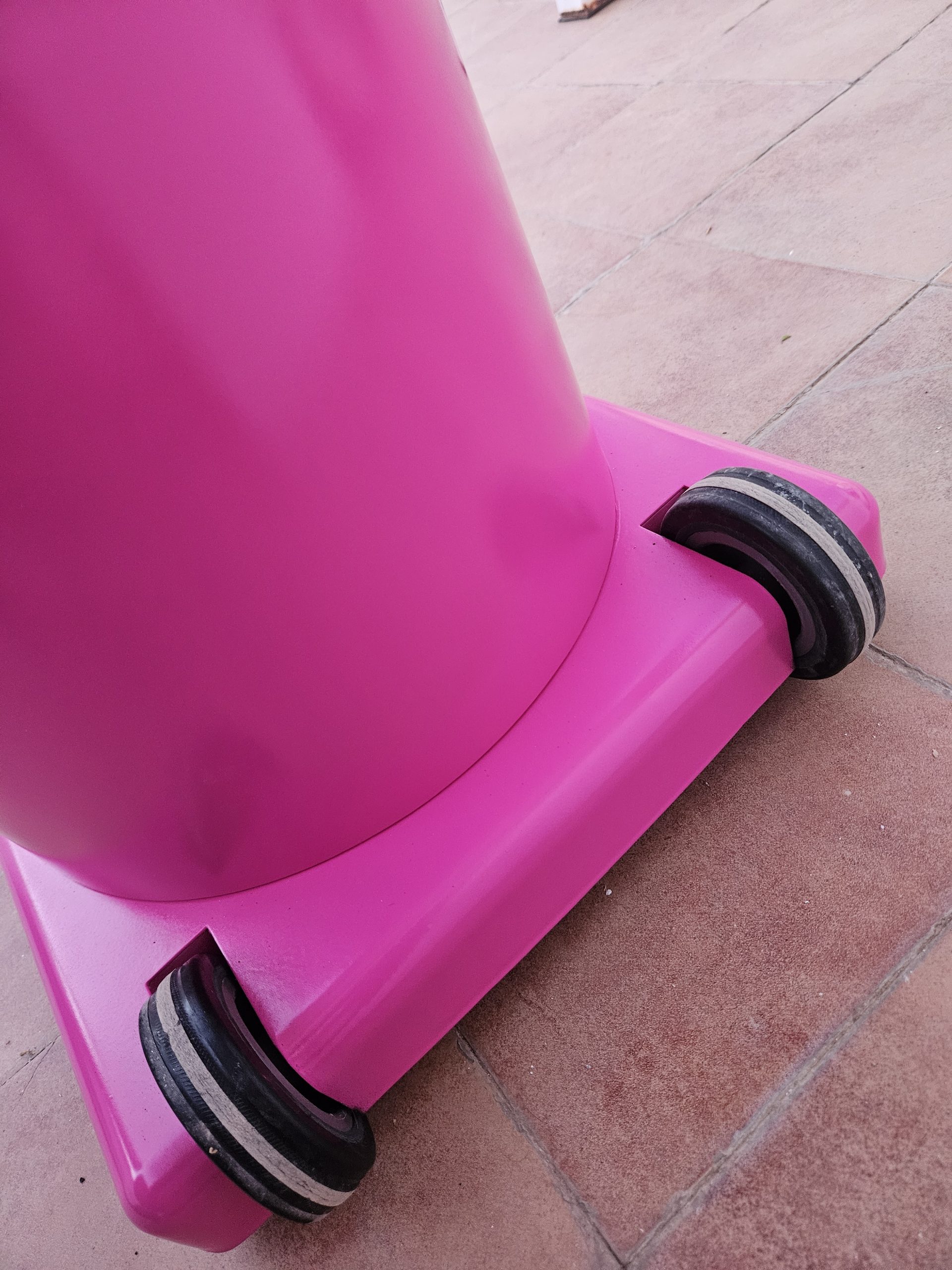 Detalle ruedas máquina de bolas gachapón